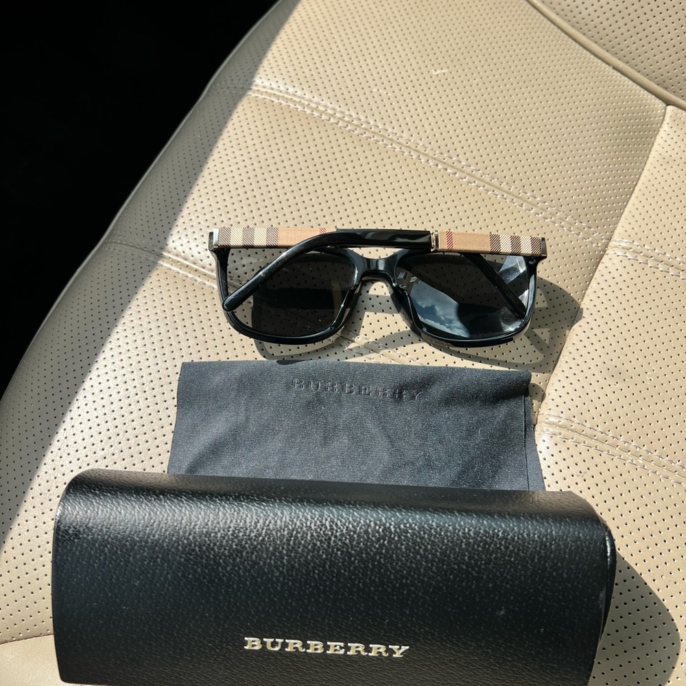 Like new Burberry sunglasses